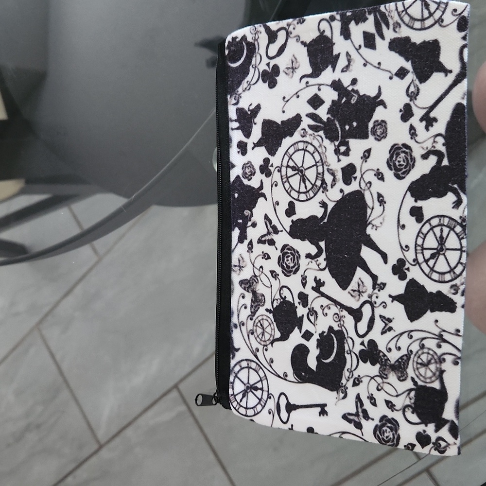 NWOT Alice in Wonderland Theme pouch